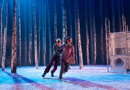 Let The Right One In Production Shot official Theatre 1
